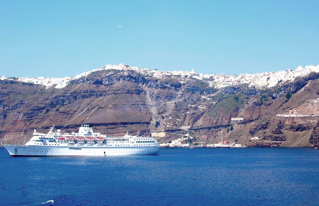 Grcka-ostrva-Santorini-prilaz-brodom